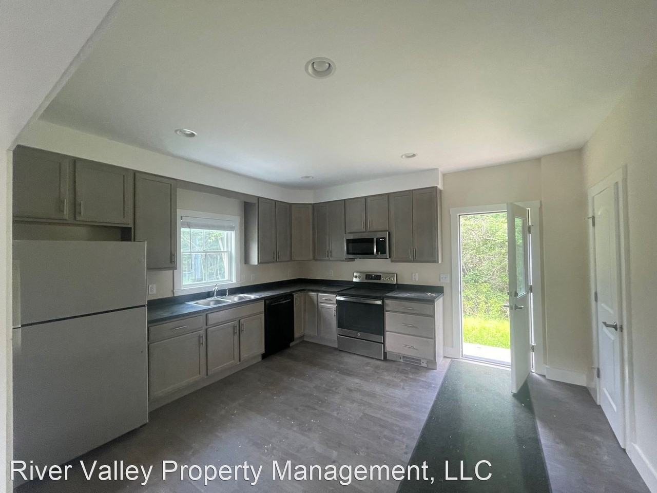 2253 E Woodstock Rd - Photo 3 of 9