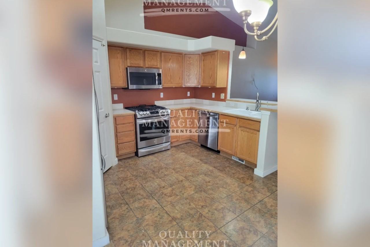 845 S Redhead Ave - Photo 2 of 24