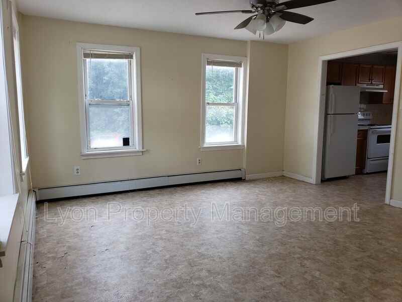 990 Douglas Tpke - Photo 2 of 11