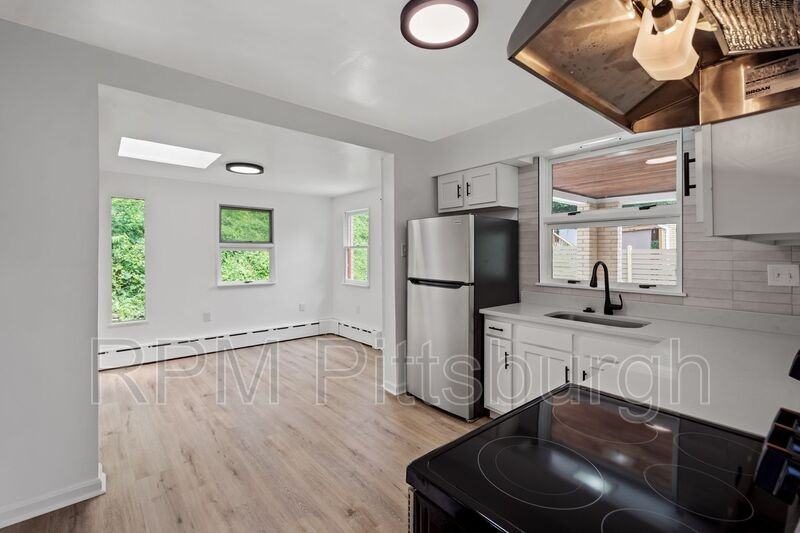 121 Orchard Dr - Photo 2 of 25