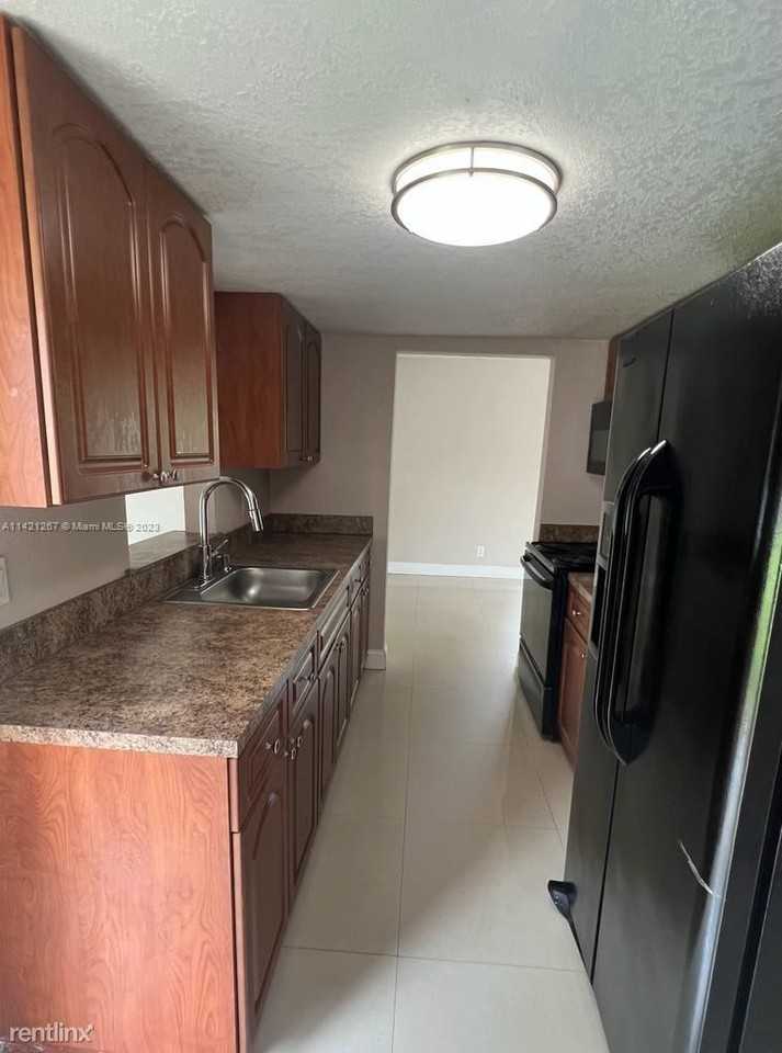 7806 Nw 70th Ter - Photo 3 of 10