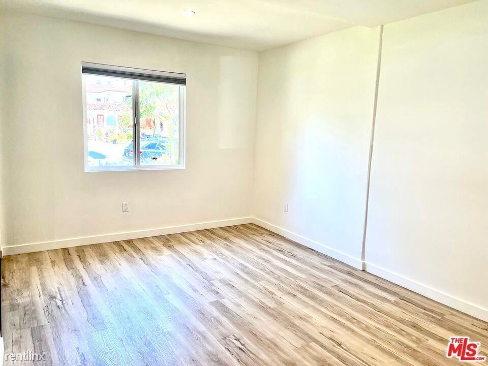 4205 Lincoln Ave - Photo 2 of 10