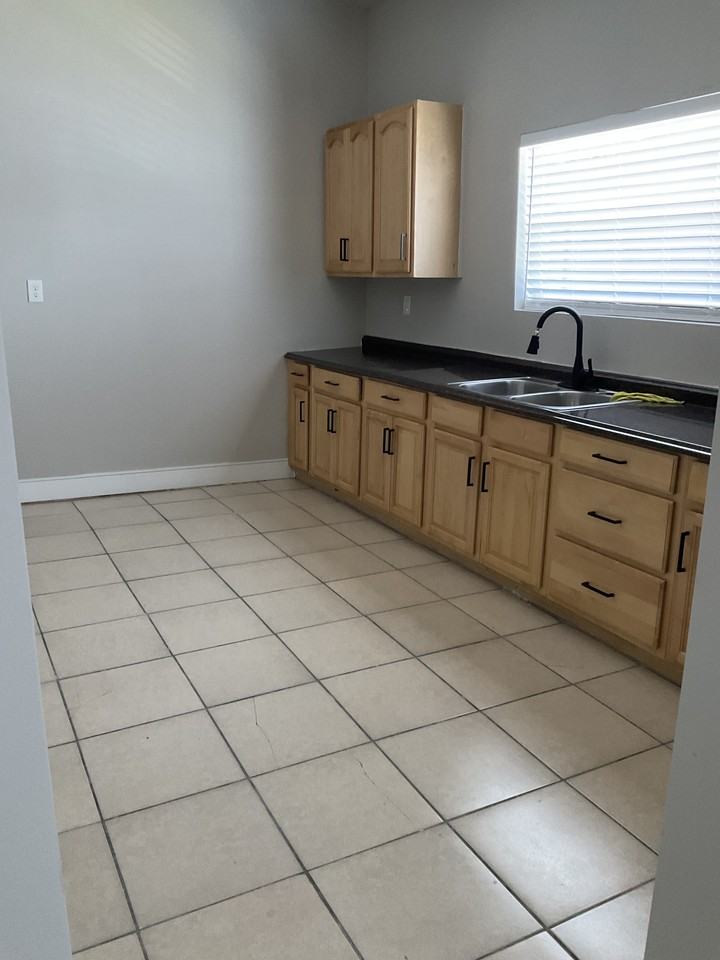 1906 N Mitchell Ave #B - Photo 2 of 15