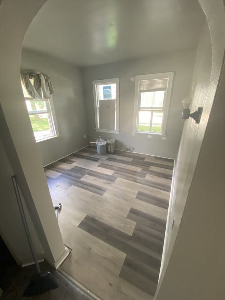 442 W Green St - Photo 3 of 5