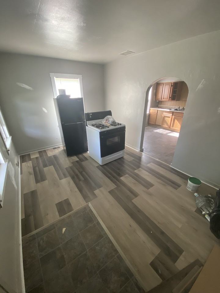 442 W Green St - Photo 4 of 5