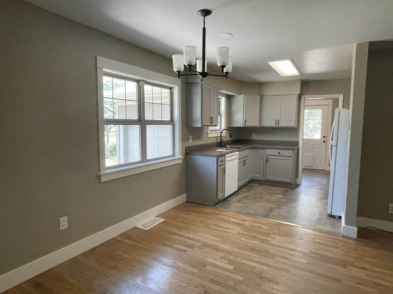 7616 Hesper Rd - Photo 5 of 12