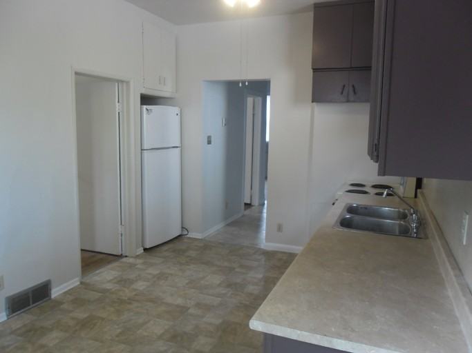 375 Manitoba Ave - Photo 3 of 6