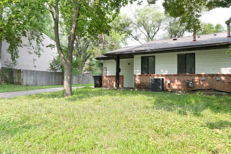 1522 E 16th St - Photo 4 of 39