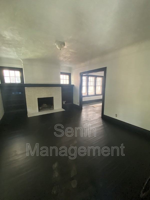 2475 Gladstone St - Photo 3 of 16