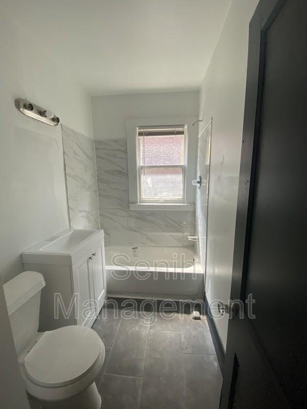 2475 Gladstone St - Photo 4 of 16