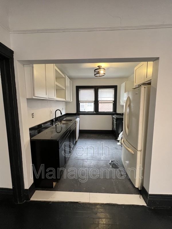 2475 Gladstone St - Photo 5 of 16