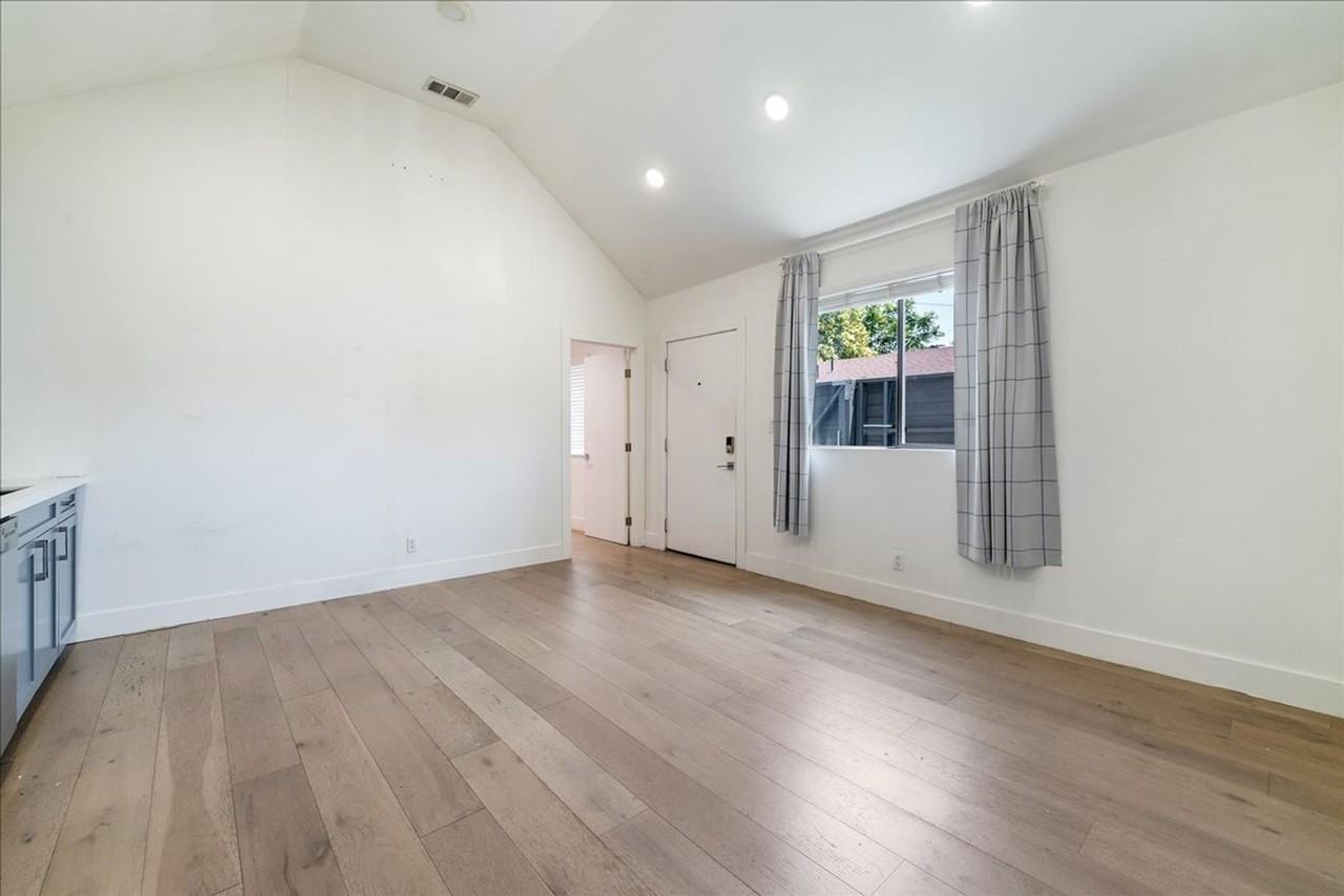 562 1/2 N Commonwealth Ave - Photo 2 of 12