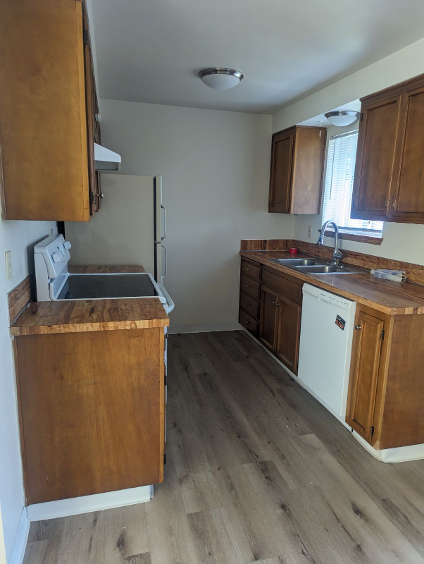 911 Leonard St - Photo 3 of 17