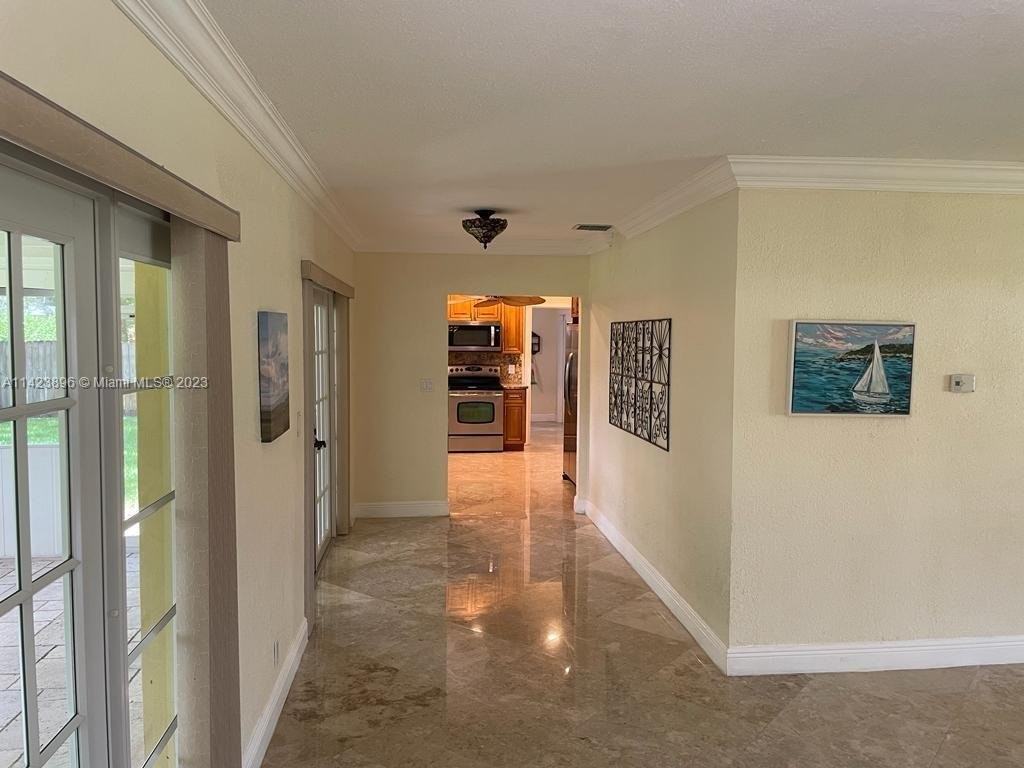 361 Sw 60th Ave - Photo 3 of 8