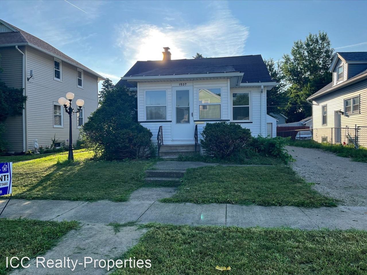 1537 41st St - Photo 2 of 3