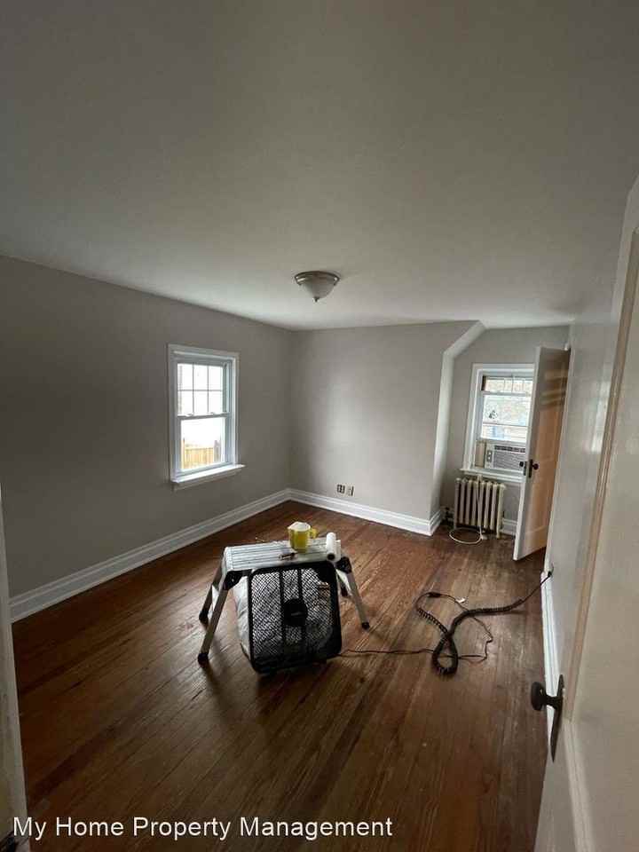 235 Adelia St - Photo 3 of 9