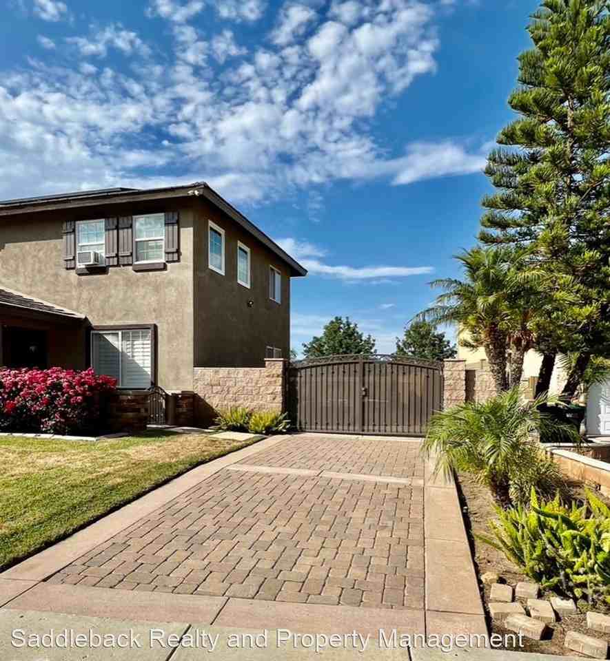 1427 Roadrunner Dr - Photo 3 of 35