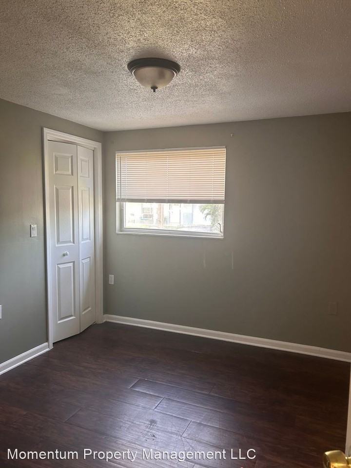 5027 Farley Dr - Photo 3 of 15