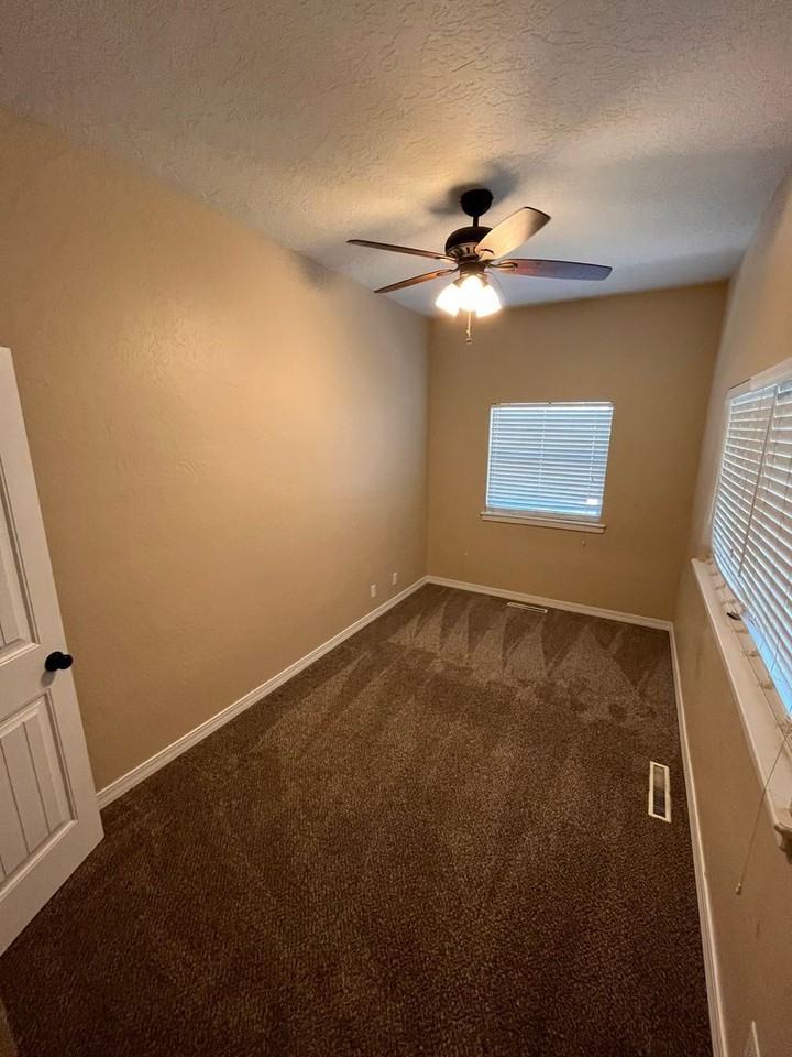 911 Hermosa Dr - Photo 3 of 18