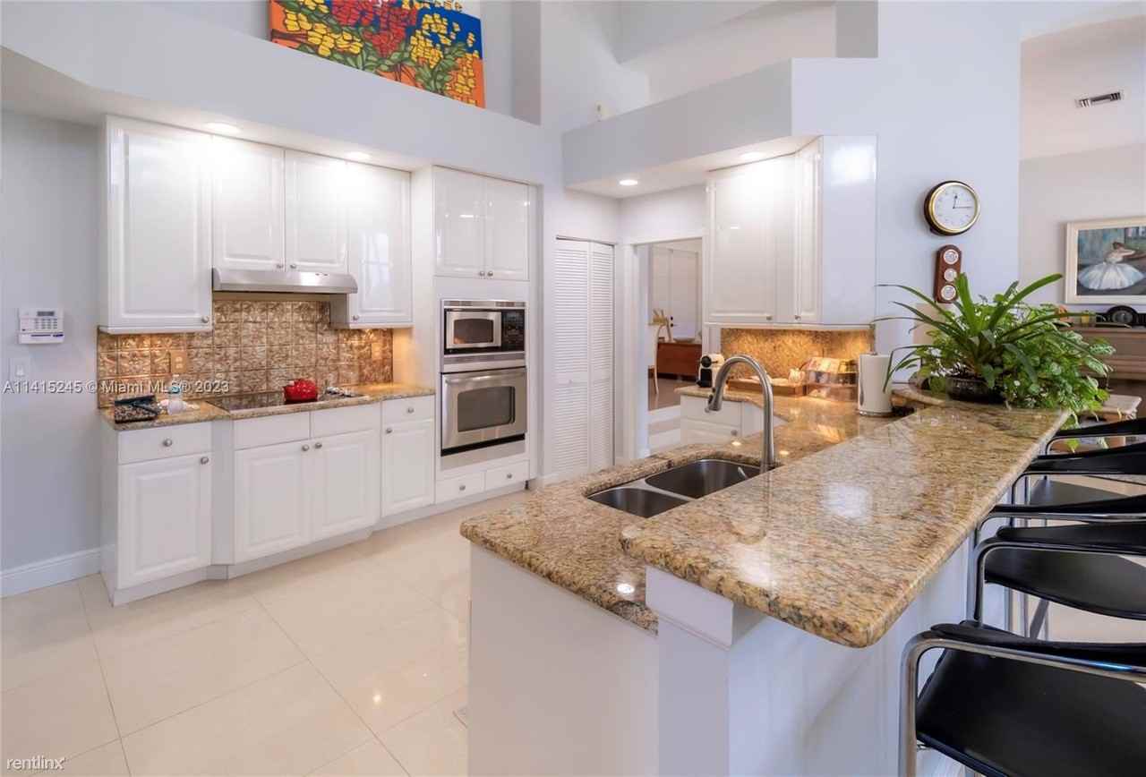 10849 Bal Harbor Dr - Photo 3 of 22