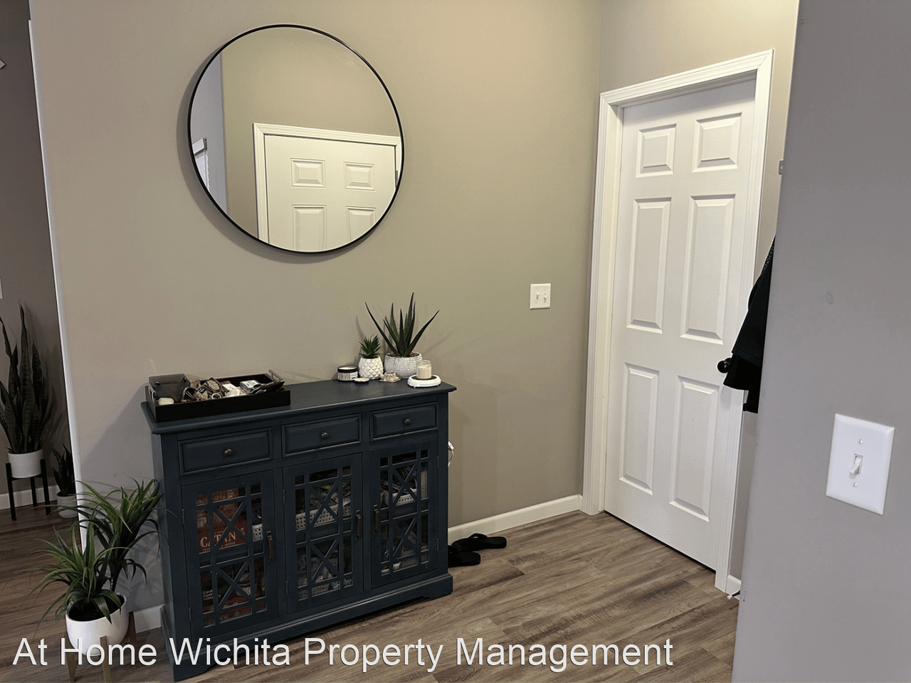 445 S Longbranch Dr - Photo 3 of 12