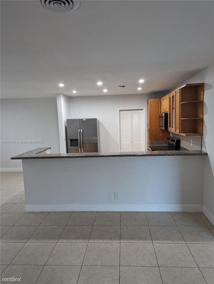 5261 Sw 4th St - Photo 3 of 35