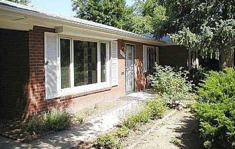 385 22nd St - Photo 3 of 5