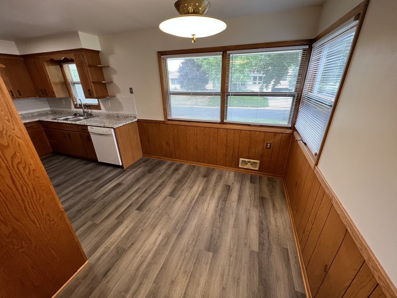 3121 Roosevelt St Ne - Photo 4 of 22