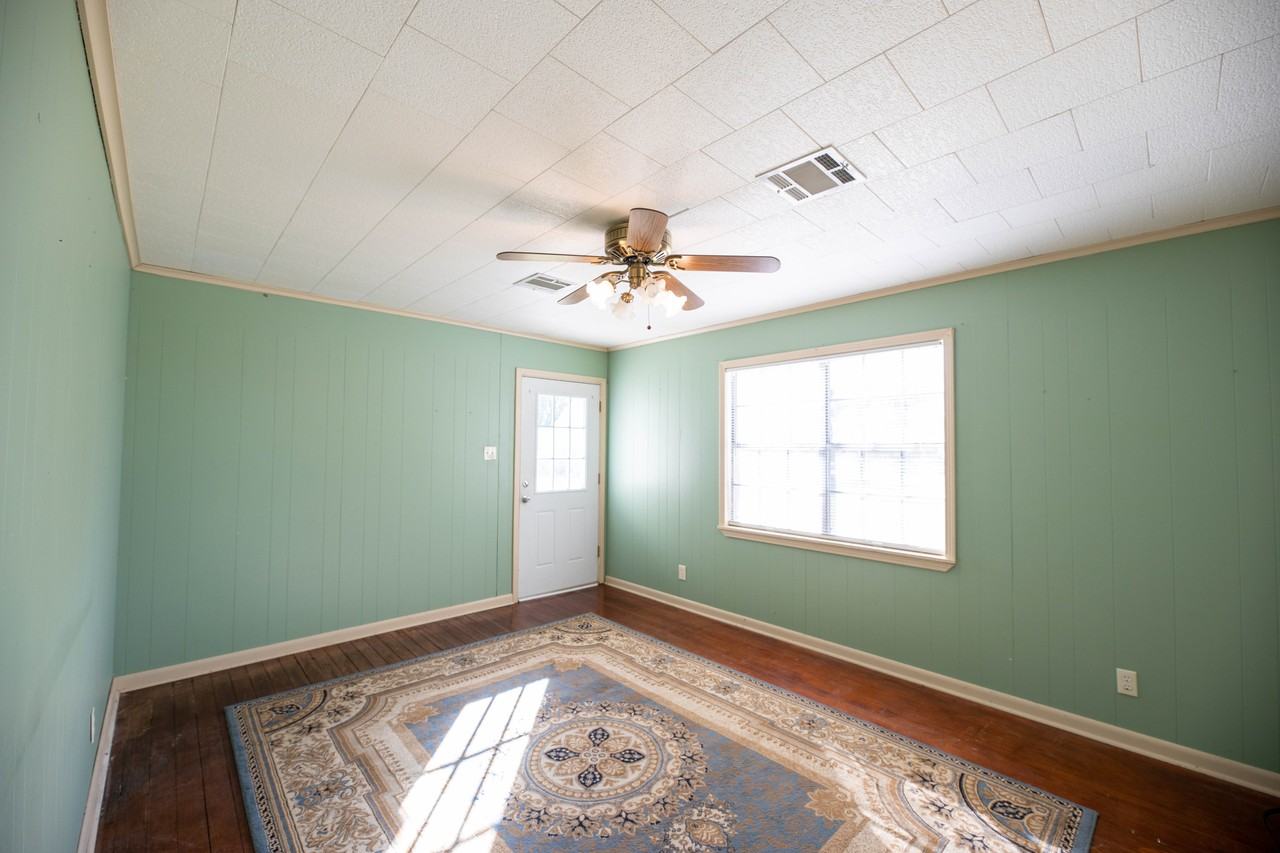 1931 Yvonne Dr - Photo 3 of 6