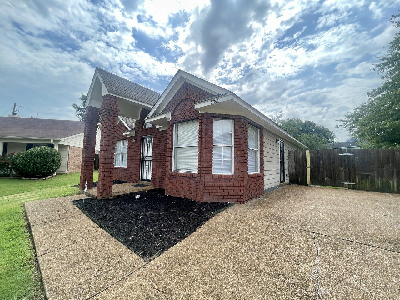 5340 Village Oak Cv - Photo 3 of 23