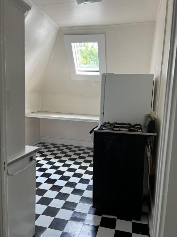 2704 N Hackett Ave - Photo 4 of 8