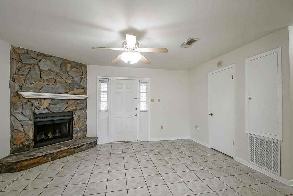 2933 Geneva St #NA - Photo 2 of 5