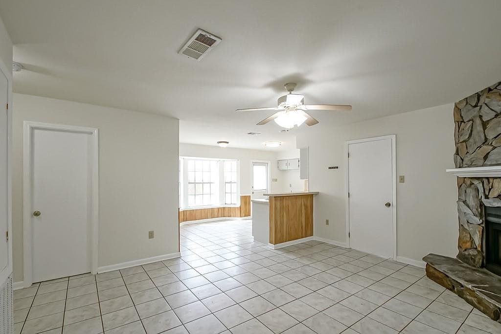 2933 Geneva St #NA - Photo 3 of 5