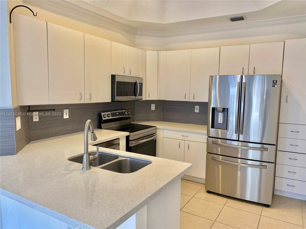 10914 Nw 67th Ter #10914 - Photo 3 of 8
