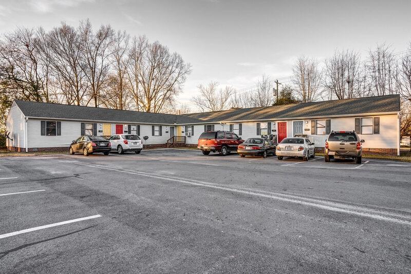 324 Lexington St - Photo 4 of 4