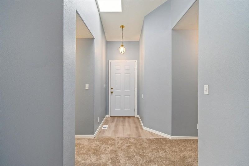 636 W Richmond Ln - Photo 2 of 23