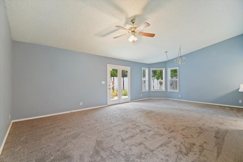 636 W Richmond Ln - Photo 3 of 23