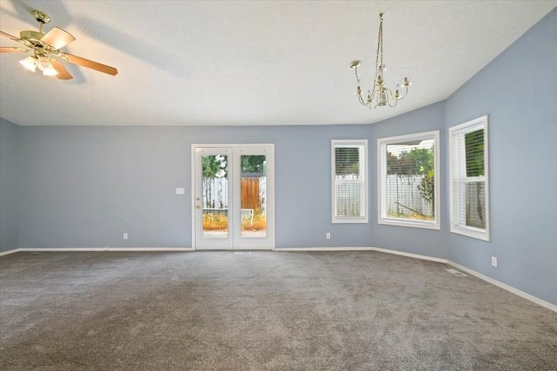 636 W Richmond Ln - Photo 4 of 23