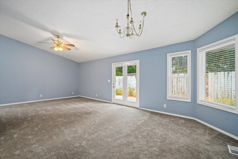 636 W Richmond Ln - Photo 5 of 23