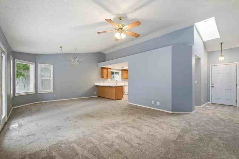636 W Richmond Ln - Photo 6 of 23