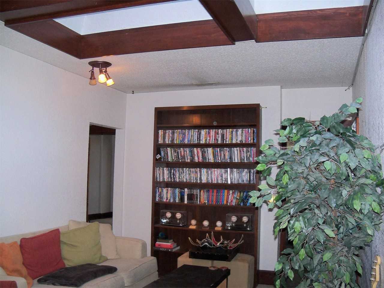 119 1/2 N Broadway - 3 #3 - Photo 3 of 13