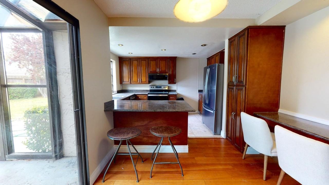 Beautiful Redwood Shores home by the Bay - Photo 5 of 14