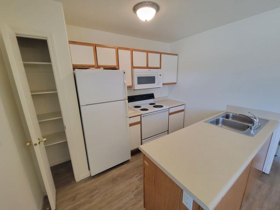 1501 Country Manor Blvd #16 - Photo 4 of 8