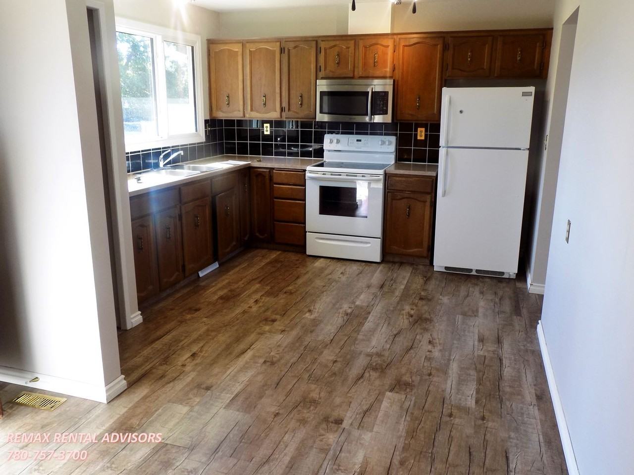 9509 98 St - Photo 3 of 24