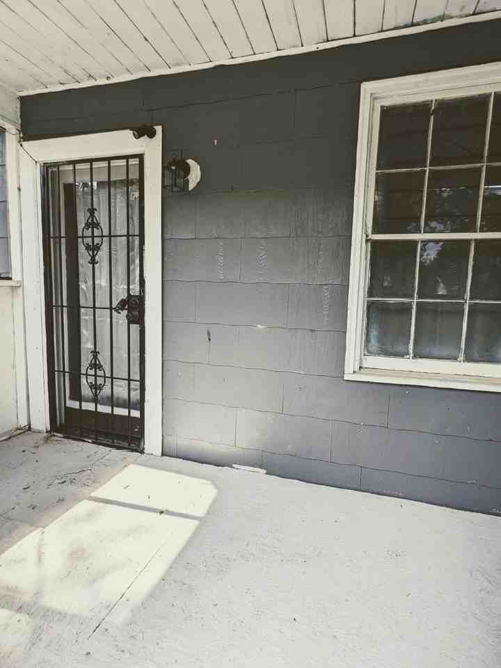1017 W 31st St - Photo 2 of 11