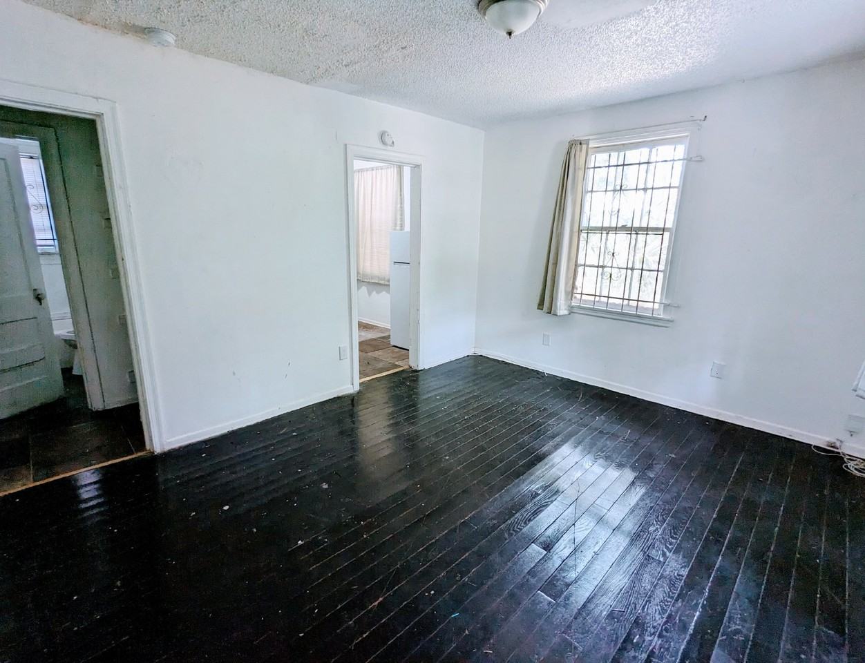1017 W 31st St - Photo 3 of 11