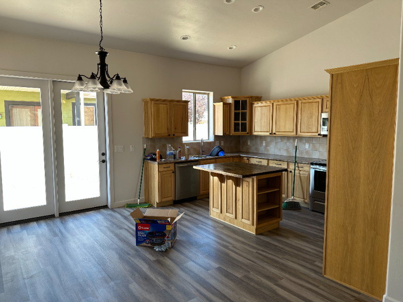 1034 E Adams St - Photo 2 of 9