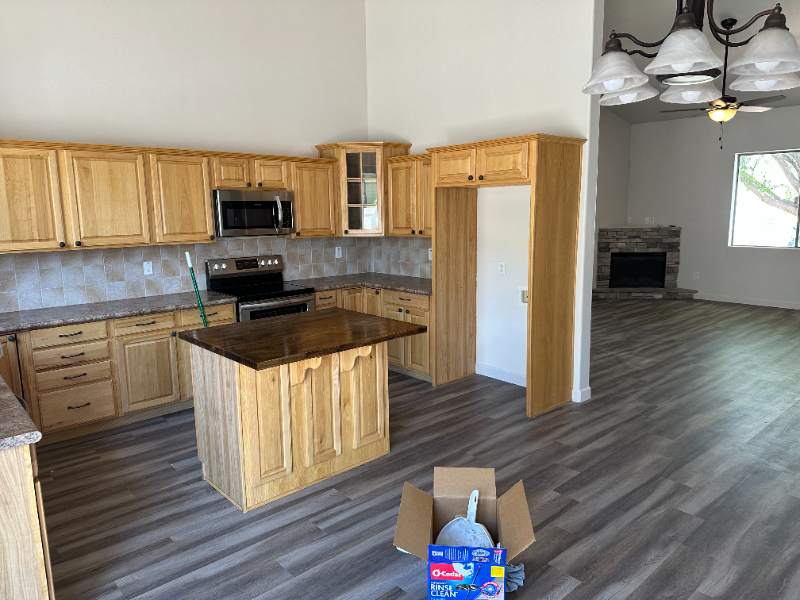 1034 E Adams St - Photo 3 of 9