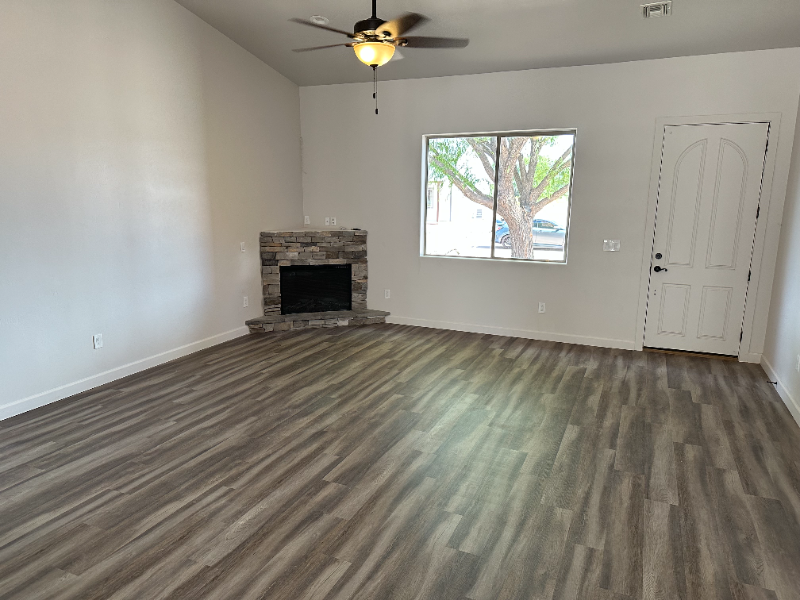 1034 E Adams St - Photo 4 of 8