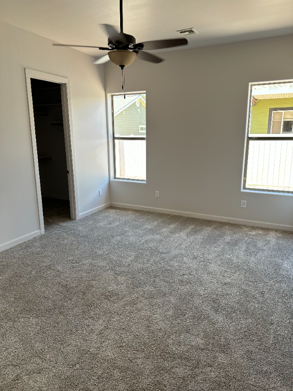 1034 E Adams St - Photo 5 of 8